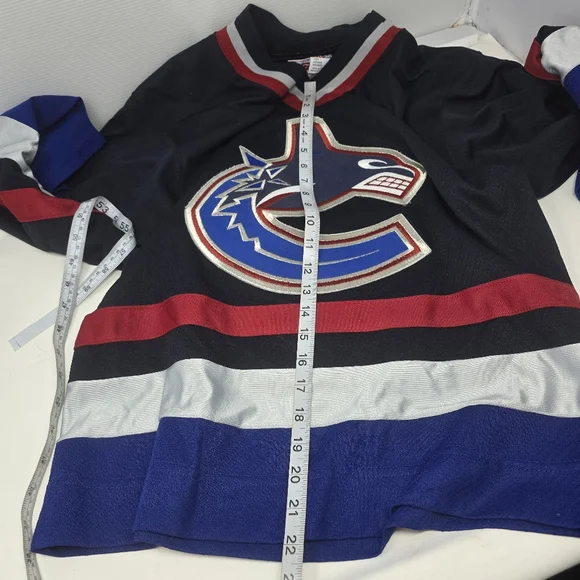 Vintage CCM Vancouver Canucks Orca Jersey Navy Men's Size Medium Made In Canada. - Picture 6 of 10